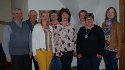 Bild: Portner
Vorsitzende Renate Illing (Mitte) führt den KPV Pullenried-Wildeppenried mit ihrem bewährten Team und Stadtpfarrer Alfons Kaufmann (links) als Stellvertreter auch die nächsten vier Jahre. Die Leiterin der Caritas-Sozialstation, Christiane Böhm (Dritte von links), referierte über neue gesetzliche Vorgaben bei der Pflege.