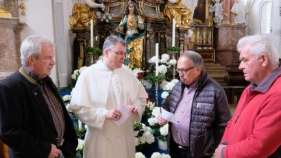 Bild: do
Josef Kämpf (rechts) und Werner Kosmale (links) überreichen als Vertreter der Ensembles an Pater Adrian Kugler (Zweiter von links) und Andreas Steinl vor dem Marienaltar der Klosterkirche eine Spende.
