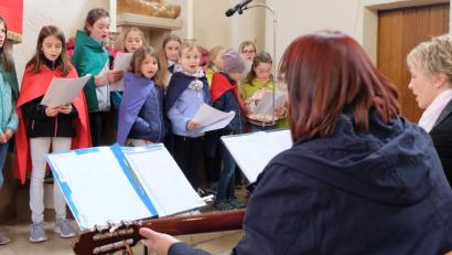 Bild: ohr
Die Gesangsgruppe "Herzenstöne" brachte viel Symbolik in den Muttertagsgottesdienst. Die Mädchen warben dabei um Toleranz und Verständnis.