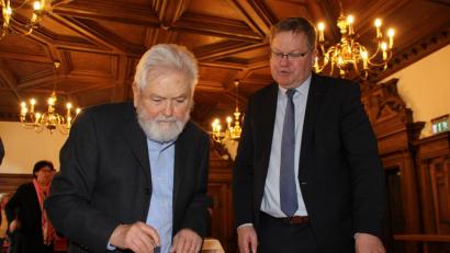 Bild: ads
Wolfgang Babl beim Eintrag in das Goldene Buch der Stadt Amberg.