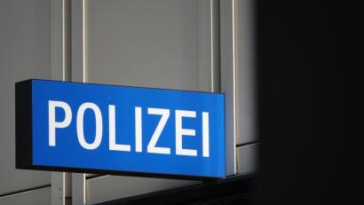 Symbolbild: Simon Sachseder
Das Schild eines Polizeireviers.