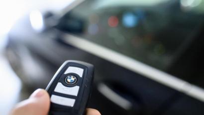 Bild: Matthias Balk/dpa
Autodiebe nutzen den Schließ- und Startmechanismus "Keyless-Go", um ganz bequem teuere Autos zu stehlen. Aktuell meldet die Polizei einen solchen Fall aus Schnaittenbach.