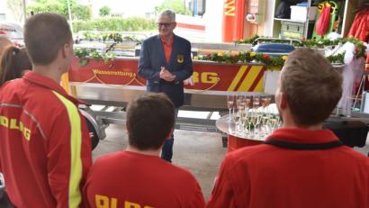 Bild: brü
Für einen möglichen Katastrophenfall im Raum Amberg ist das neue Boot der Deutschen Lebensrettungsgesellschaft vielseitig einsetzbar. Zur Feier nach der Taufe stieß auch das Team „Die schnellen Flossen“ dazu, das zuvor beim Landkreislauf im Einsatz war.