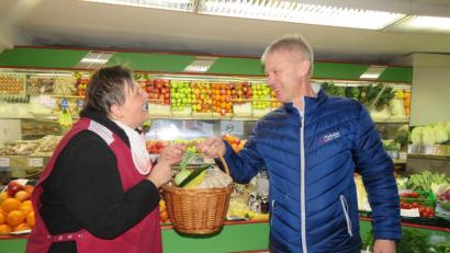 Bild: ubb
Doris Rögner vom Obst- und Gemüsehandel "Kern" freut sich, wenn Kunden wie Gerhard Zeus zum Einkauf den Korb mitbringen.