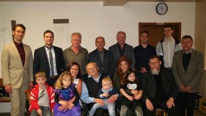 Bild: fpoz
Im Kreis seiner Familie - dazu zählen vier Kinder, acht Enkel und sechs Urenkel - und mit zahlreichen Gästen feierte Hans Fachtan seinen 90. Geburtstag. Mit im Bild Pfarrer Robert Ploß (rechts vorne) und Zweiter Bürgermeister Karl Busch (ganz rechts).