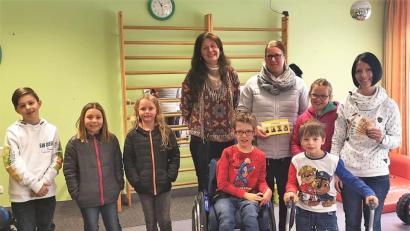 Bild: hl
Schnell noch ein Foto von der Spendenübergabe an Sabine Arbter (rechts) und dann ab zum Spielen: Nachdem die Waldecker Kommunionkinder (links) mit den Müttern Melanie Kastner und Lisa Schiml (hinten von rechts) das Geld überreicht hatten, verbrachten sie die Zeit mit ihren Altersgenossen von der Petö-Tagesstätte.
