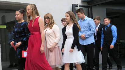 Bild: Hirsch
Die Konfirmanden auf dem Weg zur Kirche: Die Jugendlichen bekräftigten während des Gottesdienstes ihren Glauben.