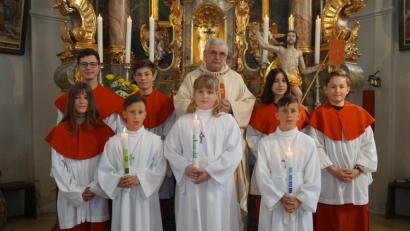 Bild: rkp
Die Erstkommunionkinder Mona Krämer, Bastian Simbeck und Timo Simbeck, zusammen mit Pfarrer Eugen Wismeth und den Thansteiner Ministranten.