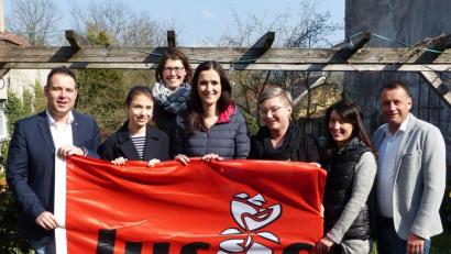 Bild: ads
Die neue Juso-Vorstandschaft mit Ortsvorsitzenden Daniel Hutzler, Julia Dagner, Vanessa Weigert, Juso-Vorsitzende Sarah Dobmeier und Stellvertreterin Vanessa Pirke (v.l.; 2. Bürgermeister Uwe Bergmann und Juso-Kreisvorsitzende Katharina Rösel (v.r.) gratulierten.