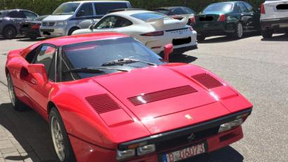 Bild: Polizei Düsseldorf/dpa
Der rote Ferrari 288 GTO soll einen Wert von über 2 Millionen Euro haben.