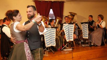 Bild: Hirsch
Zünftig ging’s beim „Bayerischen Abend“ der Volkshochschule mit einem Ensemble der Jugendblaskapelle in der Fronberger Brauereiwirtschaft zu.