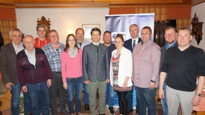 Bild: brü
Der Vorstand der CSU Ursensollen-Hausen-Hohenkemnath (von links) Josef Hummel, Johann Niebler, Martin Fleischmann, Dietmar Michl, Kerstin Rieger, Johann Fehlner, Achim Kuchenbecker, Thomas Graml, Marina Hofmann, MdL Harald Schwartz, Markus Donhauser, Thorsten Michl und Alexander Graf.