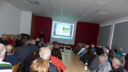 Bild: hme
Im vollbesetzten Vereinszentrum lauschen die Gäste den Ausführungen von Rektor a.D. Josef Eimer.