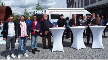 Bild: Bühner
Europatag auf dem Campus der OTH in Weiden. Es diskutierten(von links) Robert Peter von der FreeInterrail-Initiative, Susanna Schmitt und Robin Mudry vom Landesvorstand Junge Europäische Föderalisten, OTH-Kanzler Ludwig von Stern, Manuel Miguel-Hagemeyer, Oberbürgermeister Kurt Seggewiß und IHK-Gremiumsgeschäftsführer Florian Rieder.