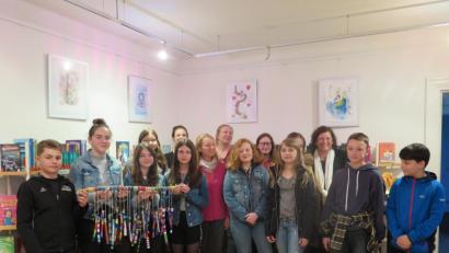 Bild: jzk
Kunstlehrerin Sabine Seur (Dritte von rechts) lobt die Realschüler für ihre gelungenen Beiträge zum Thema „Kunst und Musik“. Vier davon sind hinten an der Wand zu sehen. Das linke Bild von Lea Lehner (8b) hat der Ausstellung den Namen gegeben.