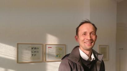 Bild: Peter Geiger
„Unglaubliche Briefe und Schriftstücke aus dem Archiv von Aaron Aachen“ präsentiert Florian Toperngpong in seiner Ausstellung.
