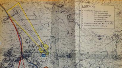Bild: exb
Es zeigt die Pläne nach vielen Änderungen in den Jahren zuvor, Stand etwa Anfang 1966, also vor der Entscheidung, die Fläche des Übungsplatzes um das doppelte auf 300 ha. zu vergrößern. Eingezeichnet sind im Süden der Stadt der Übungsplatz, westlich entlang der Straße nach Rothenbürg, die Kaserne auf der „Roten Erde“, der Schießplatz im Norden mit Munitionslager und die geplanten Wohnungsbauten. Es sollten damals über 1.100 Soldaten und Verwaltungskräfte nach Tirschenreuth kommen. Rot eingezeichnet ist auch die damals geplante Umgehungsstraße von Tirschenreuth. Auch die ist – man möchte fast sagen leider - nie gebaut worden, aber das ist wieder eine andere Geschichte.