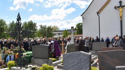 Bild: rgr
Eine große Trauergemeinde nahm Abschied von der "Stich'n"-Wirtin.