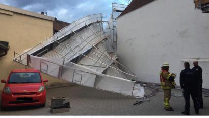 Bild: exb/THW Schwandorf
In der Sackgasse riss der Sturm am Dienstag ein Gerüst aus seiner Halterung. Es stürzte um und beschädigte dabei ein dort abgestelltes Auto.