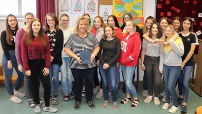 Bild: exb
Angelika Würner, Geschäftsführerin des Kreisverbands der AWO im Landkreis Tirschenreuth, war in der Sozialwesengruppe der Klasse 9b der Mädchenrealschule der Zisterzienserinnen zu einem Expertengespräch zu Gast.