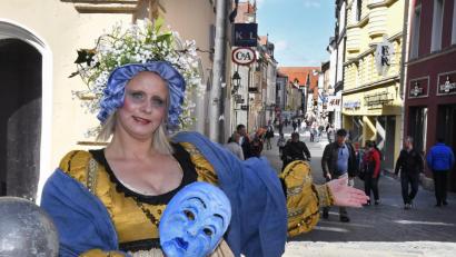 Bild: Petra Hartl
Hereinspaziert in die Fußgängerzone: Stephanie Dotzler stellt beim Welttheater die Trägheit dar - eine der sieben Todsünden, die am Samstag in der Altstadt künstlerisch thematisiert werden.