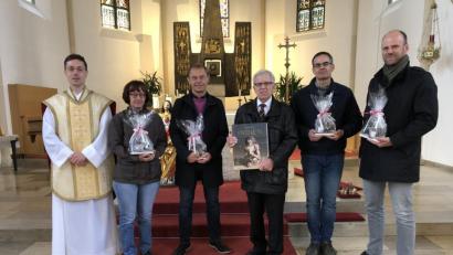 Pfarrer Stefan Rödl dankt Christa Strobl, Sebastian Grundler, Wolfhard Erling, Roland Güll und Markus Punzmann (von links) für die Tätigkeit in der Kirchenverwaltung.