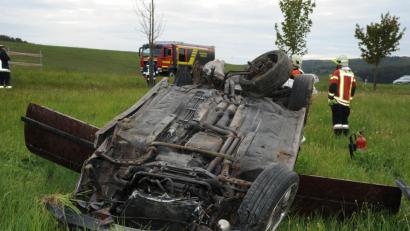 Bild: gf
Von der Straße abgekommen und nach einem Überschlag auf dem Dach gelandet: Bei Ehenfeld ist am Mittwochvormittag ein Autofahrer verunglückt.