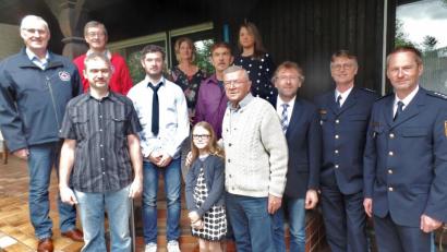 Bild: br
Viele persönliche Glückwünsche nimmt Robert Wenning (vorne, Vierter von rechts) an seinem 80. Geburtstag entgegen. Neben der Familie gehören unter anderem Erster Polizeihauptkommissar Bernhard Gleißner, Polizeihauptkommissar Dieter Striegl sowie zweiter Bürgermeister Hermann Schraml, aber auch Siegfried Jaschke und Alois Emerig (hinten von links) von Ortsgruppe der Wasserwacht zu den Gratulanten.