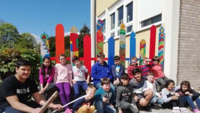 Bild: ulh
Schüler vor dem neu gestalteten Eingangsbereich.