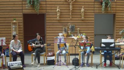 Bild: jzk
Mit beliebten Melodien spielen sich Leiterin Kerstin Lutz (links) und ihre jungen Musikanten in die Herzen der Senioren.