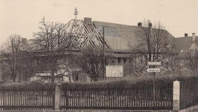 Archivbild: wro
Ältere erinnern sich beim Blick auf dieses Bild: Das bestehende Schulhaus wurde in den 1950er Jahren erweitert. Links grenzt die 1969 als Hauptschule gegründete heutige Mittelschule an. Das Bild entstand im Jahr 1951, als im Dezember Richtfest gefeiert wurde.