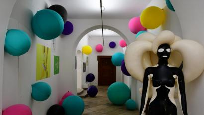 Bild: Petra Hartl
Skurril, ästhetisch streng, zeitgeistlich, schräg bis avantgardistisch, all das ist Luftkunst in Amberg. Hier eine Aufnahme aus der knallbunten Sonderausstellung
„Inflandia“ der russischen Künstlerin Sasha Frolova im Mai 2017.
