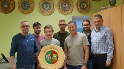 Die Freundschaftsscheibe gewann Maximilian Ost (Dritter von links) mit 37 Ringen. Dazu gratulierten (von links) Feuerwehrvorsitzender Thomas Bayer, zweiter Kommandant Johannes Schmid, Kommandant Hans-Jürgen Schlosser, Sportleiter Günther Gradl, Schießleiter Matthias Reis und zweiter Feuerwehrvorsitzender Sven Ost.