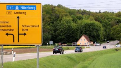 Bild: Thomas Dobler
Die Grünwald-Kreuzung am westlichen Stadtrand von Schwandorf beschäftigte diese Woche den Kreis-Bauausschuss. Dabei gab es Widerspruch zu den momentanen Plänen, dort eine Ampelanlage aufzustellen.