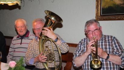 Bild: frd
Die „Blechmusi“ ist beim Hobby-Musikantenstammtisch genauso daheim wie das Schifferklavier, die Gitarre, die Zither, die Mundharmonika oder die Rhythmuslöffel. Wer grad nicht mitspielt, der singt einfach mit.