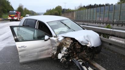 Bild: rw
Vier Mal war die tschechische Autofahrerin ersten Informationen der Polizei zufolge gegen die Leitplanken gekracht. Dabei erwischte sie außerdem ein unbeteiligtes Fahrzeug.