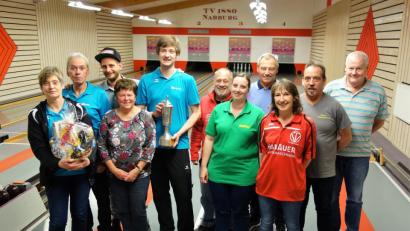 Bild: exb/Gerhard Ubl
Die Turniersaison ist eröffnet. Im Bild die Vertreter der teilnehmenden Mannschaften und die Einzelbesten.