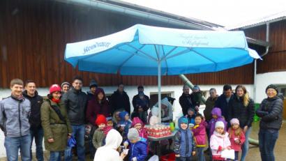 Bild: exb
Einen Familienausflug zum Hof von Bauer Richtmann unternahmen jetzt die Kinder des Hauses St. Michael mit den Eltern.