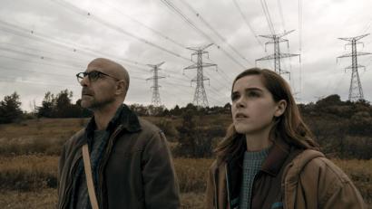 Bild: Michael Gibson/Constantin Film Verleih GmbH/dpa
Ally (Kiernan Shipka) und ihr Vater Hugh (Stanley Tucci) dürfen in „The Silence“ keinen Ton von sich geben.