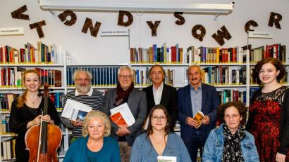 Bild: sus
Hannah von Glasow, Alfred Wolfsteiner, Thomas Dobler, Franz Schindler, Franz Xaver Huber, Nele von Glasow (stehend, von links) sowie Waltraud Wördemann, Anja Wilhelm und Daniela von Glasow-Kalischek (sitzend, von links) gestalteten die Lesung in der Stadtbibliothek.
