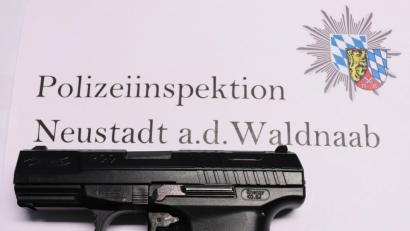 Bild: exb/Polizei Neustadt
Die schwarze Softairwaffe, optisch wie eine Pistole Walter P99, haben die Beamten sichergestellt.