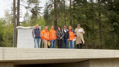 Bild: ihl
Die Forellenbachbrücke ist so gut wie fertig. Bei einem Ortstermin mit Bürgermeisterin Birgit Höcherl, Schönsee, (Mitte) und Manfred Dirscherl, Weiding, (rechts daneben), informierte Henner Wasmuth, Leiter des Straßenbauamtes, (rechts) über den weiteren Zeitplan zum Ausbau der Staatsstraße.