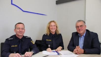 Bild: Thomas Dobler
Stefan Weinberger und Sabine Roidl von der Polizeiinspektion Nabburg statteten dem Rathaus einen Besuch ab, wo sie Bürgermeister Richard Tischler (von links) in seinem Büro zum Sicherheitsgespräch empfing.