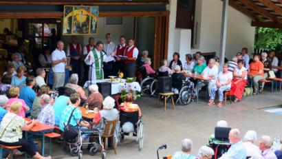 Bild: ads
Gottesdienst und gemütliches Beisammensein prägen das Behindertenbuchbergfest.