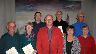 Bild: gis
Albert und Renate Mayer (von links), Präses Pfarrer Ferdinand Weinberger, KAB-Vorsitzender Joachim Rubenbauer, Klaus Opitz, Maria Zapf sowie die Seniorenbeauftragten Hans Wolf und Traudl Sticht freuen sich über Ehrungen beziehungsweise den guten Verlauf des vergangenen Jahres.