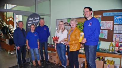 Bild: enz
Beim Blutspendetag in der Grundschule Christoph Sommer, Martha Brohmann aus Waldsassen, Annika Eckstein, Erhard Planner, Johanna Kirst und Wolfgang Würl vom Eine-Welt-Laden Tirschenreuth (von rechts) mit Fair-Trade-Produkten als Geschenk