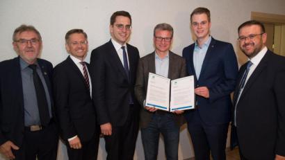 Bild: exb
Kastls Bürgermeister Josef Etterer (von links), MdL Tobias Reiß, CSU-Europawahlkandidat Christian Doleschal und CSU-Ortsvorsitzender Johann Walter (rechts) unterstützen JU-Ortsvorsitzenden Felix Kirchberger (Zweiter von rechts) bei der Übergabe seiner Anträge an Staatsminister Bernd Sibler.