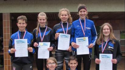 Bild: glg
Sieben Medaillen gewannen die Leichtathleten des TV Amberg bei den Oberpfalzmeisterschaften in den Blockwettkämpfen. Auf dem Bild hinten von links Benedikt Müller, Sandra Göbl, Charlotte Schaller, Lena Dickert, Paula Güldenberg, (vorne von links) Marten Lippold und Jonas Dickert.