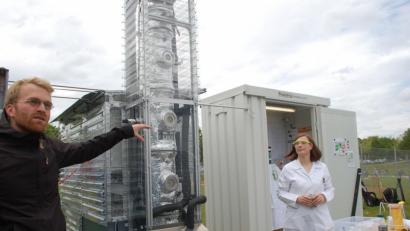 Bild: gib
Verbundkoordinator Martin Thema erklärte den Aufbau der Forschungsanlage, Mikrobiologin Annett Bellack führt die ersten Mikroorganismen in den Bioreaktor ein.