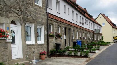 Bild: le
Die zu Beginn der 1920iger Jahre aus heimischen Granitgebauten im Ortsteil Hardtheim an der Floßenbürger Straße gebauten Mietwohnhäuser werden durch den Einbau zentraler Heizungsanlagen mit hohem Kostenaufwand saniert.